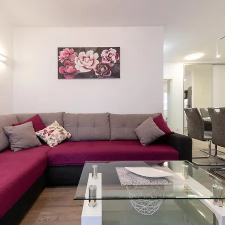 Tomy * Τρογκίρ